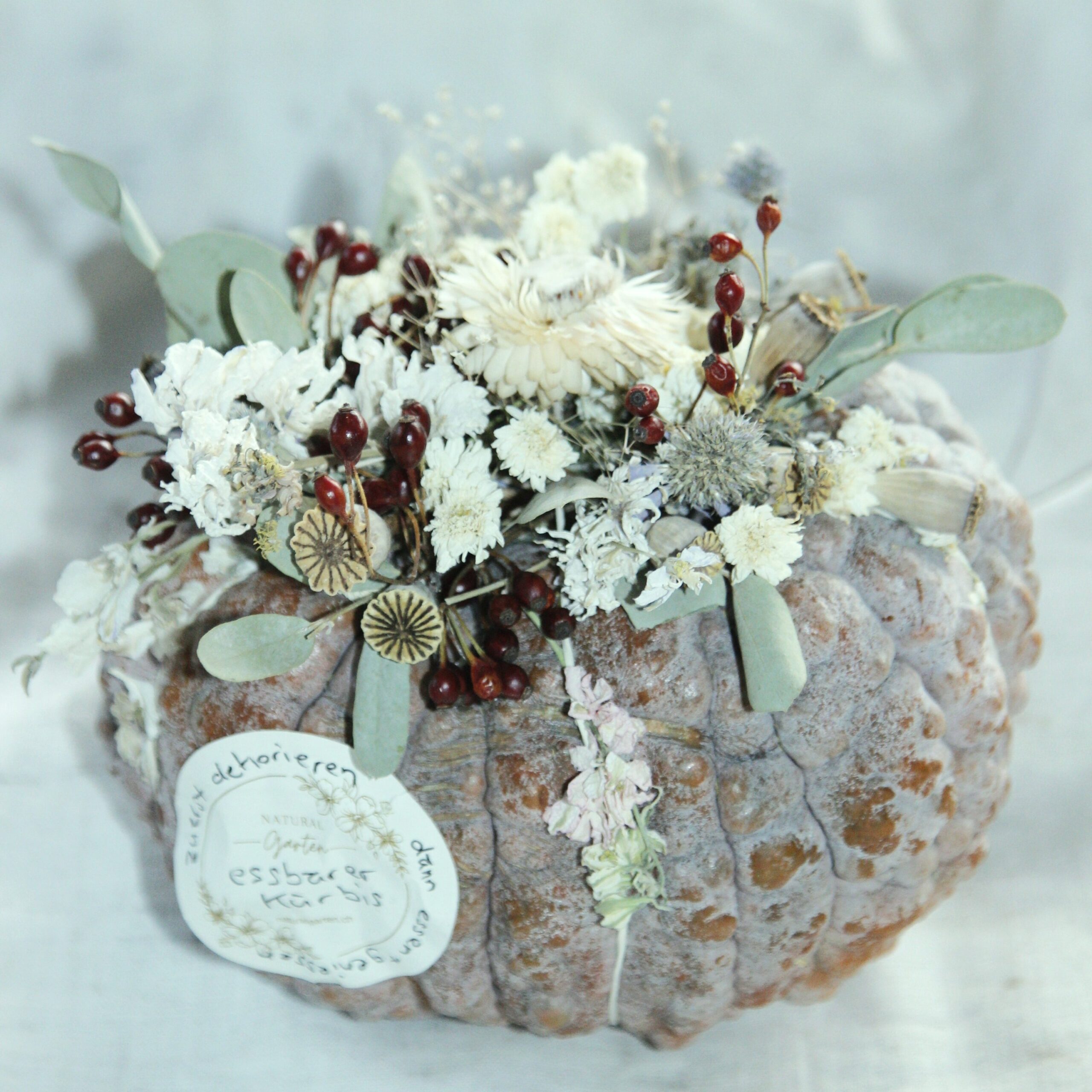 essbarer Dekokürbis mit Trockenblumen – Bild 2