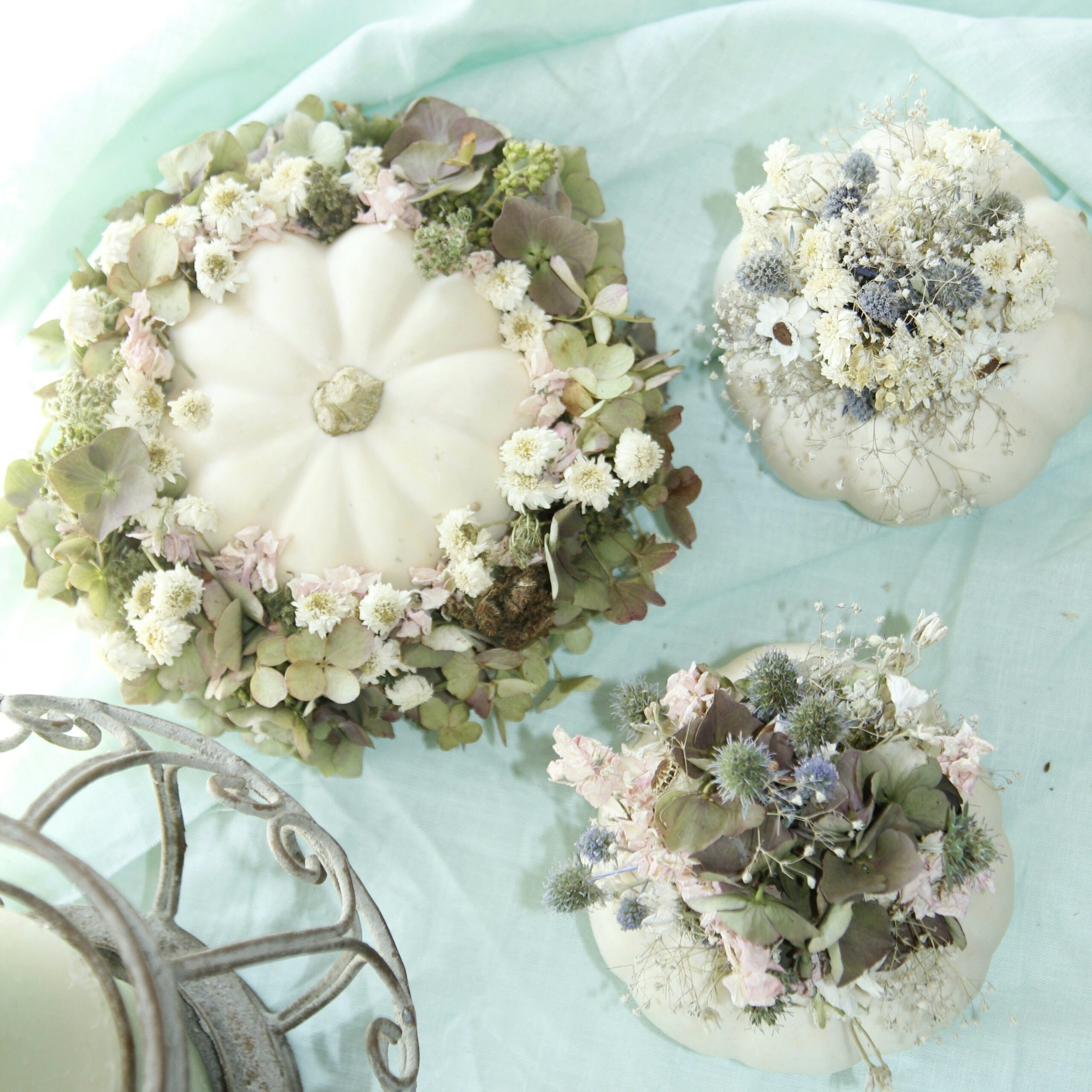 essbarer Dekokürbis mit Trockenblumen – Bild 4